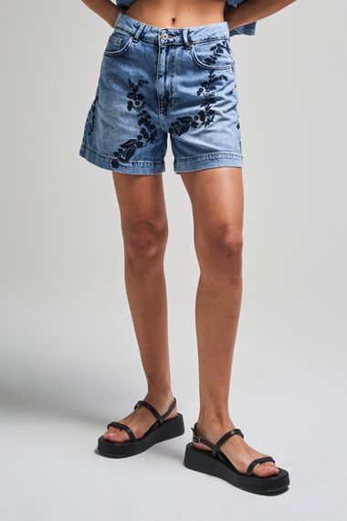 Kadın Kot Rengi 4S5-27 Mavi Çiçek Nakışlı Mom Fit %100 Koton Denim Şort - фото 1