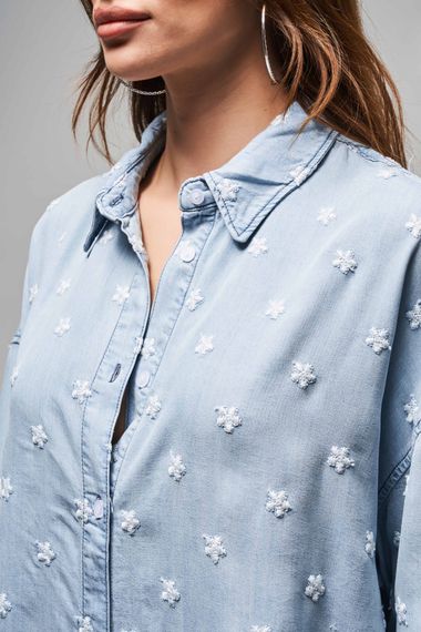 Kadın Snow Kot Rengi 1S5-3 Çiçek Nakışlı Oversize Tasarım Denim Gömlek - photo 3