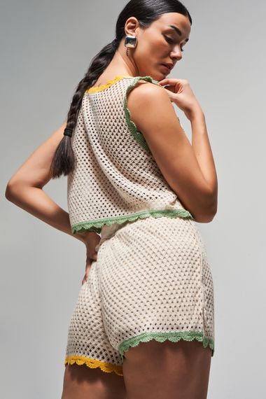 Kadın Bej Renk Triko Örme Kumaş Nakışlı Alt Üst Birlikte Özel Tasarım Şort Crop Takım - fotoğraf 4