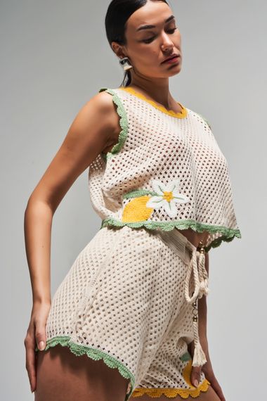 Kadın Bej Renk Triko Örme Kumaş Nakışlı Alt Üst Birlikte Özel Tasarım Şort Crop Takım - fotoğraf 2