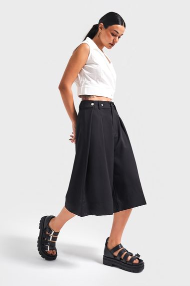 Kadın Siyah Renk Kemer Detaylı Pileli Maxi Boy Tasarım Şort Bermuda - fotoğraf 2