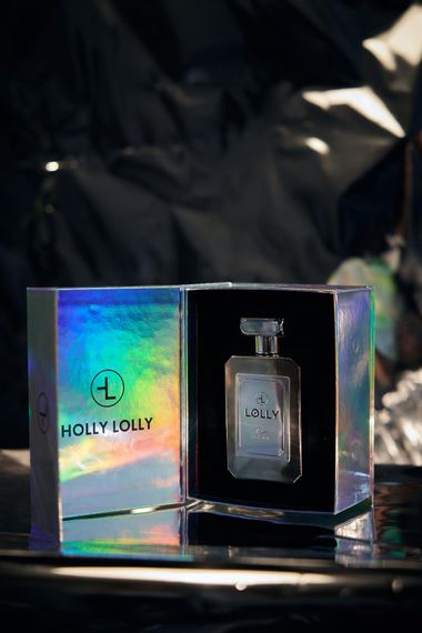 Парфум Lolly EDP 100 мл - унікальне поєднання живильних нот касісу та пасифлори, з елегантним лілійним акцентом та теплими нотами ванілі та сандалового дерева - фото 1