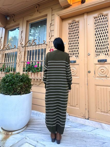  Расклешенное трикотажное платье цвета хаки в зеленую полоску - фото 5