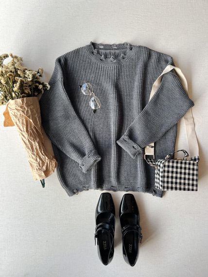 Серый вязаный укороченный свитер