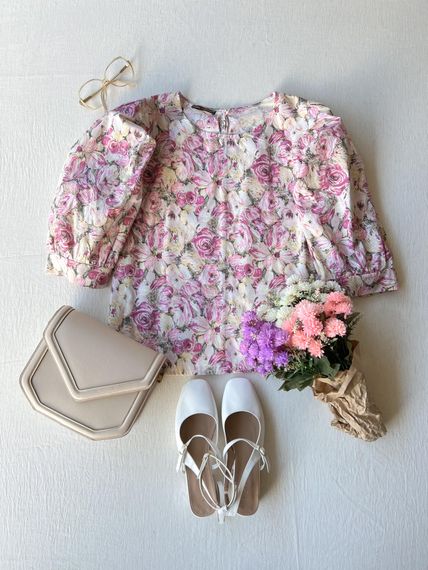 Винтажная розовая блузка свободного кроя с объемными рукавами и пастельным цветочным принтом - фото 1