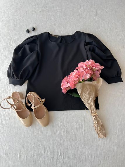Черная креповая блузка с объемными рукавами - фото 2