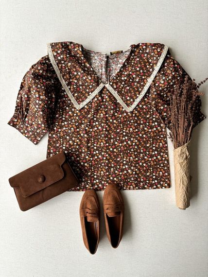 Коричневая блузка с пышными рукавами и цветочным воротником - фото 1