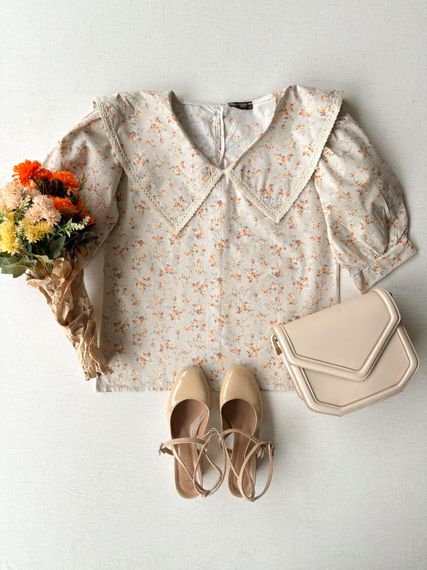 Кремово-коричневая блузка с цветочным воротником и объемными рукавами - фото 1