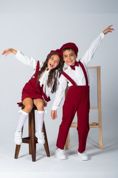 سالوبيت بورجوندي. ربط القوس والقبعة