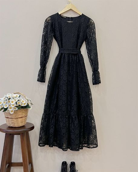 فستان دانتيل أسود عتيق