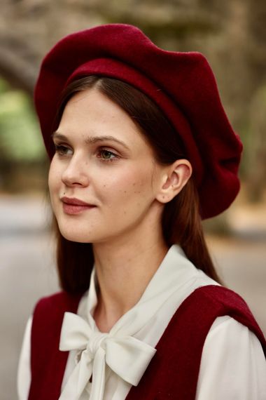 قبعة رسام مختومة باللون العنابي للسيدات - صورة 2