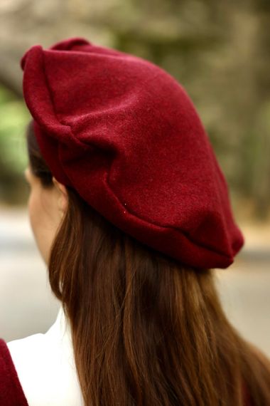 قبعة رسام مختومة باللون العنابي للسيدات - صورة 5