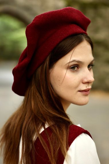 قبعة رسام مختومة باللون العنابي للسيدات - صورة 4