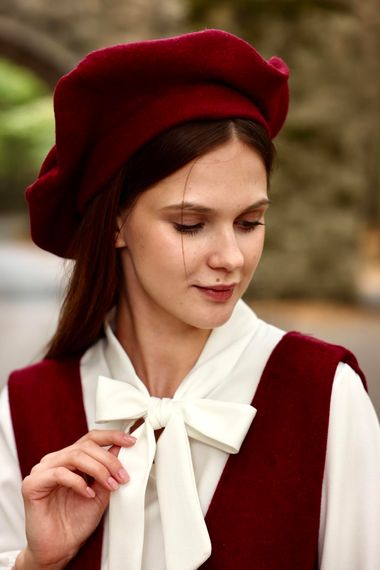 قبعة رسام مختومة باللون العنابي للسيدات - صورة 3