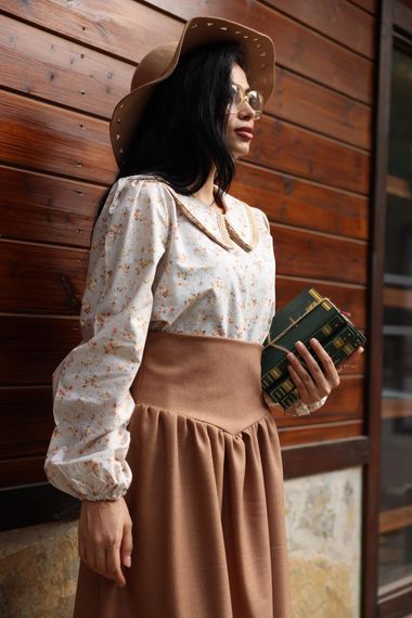 Вінтажна кремово-кава блуза з квітковим дизайном та мереживом на воротнику з попліну - фото 4