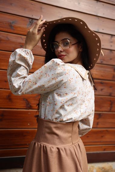 Вінтажна кремово-кава блуза з квітковим дизайном та мереживом на воротнику з попліну - фото 5