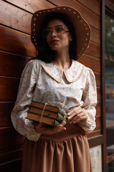 Вінтажна кремово-кава блуза з квітковим дизайном та мереживом на воротнику з попліну - фото 3