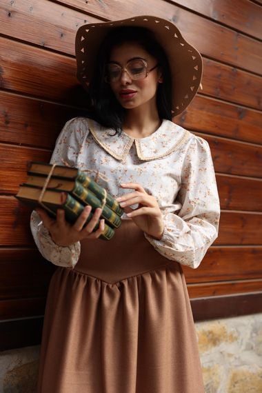 Вінтажна кремово-кава блуза з квітковим дизайном та мереживом на воротнику з попліну - фото 2