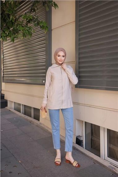 Женский базовый жакет с камнями и молнией, выполненный из ткани Бодрум, бежевый, доступен в размерах 38-46 - фото 5