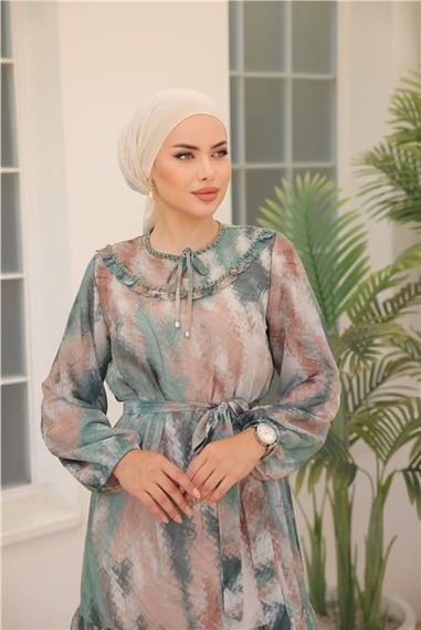 فستان شيفون طويل مزين بنقوش القهوة ومربوط عند الخصر بلون أخضر متوفر بأحجام متنوعة - صورة 4