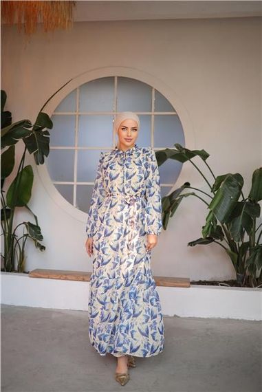 Длинное шифоновое платье с рисунком листьев и поясом, голубое, размеры 38-46 - фото 1