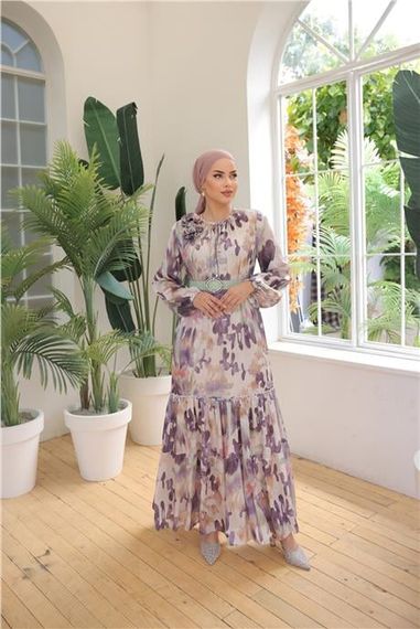 Длинное атласное платье Yordo с узором и поясом, цвет фиолетовый, размеры 38-46 - фото 2