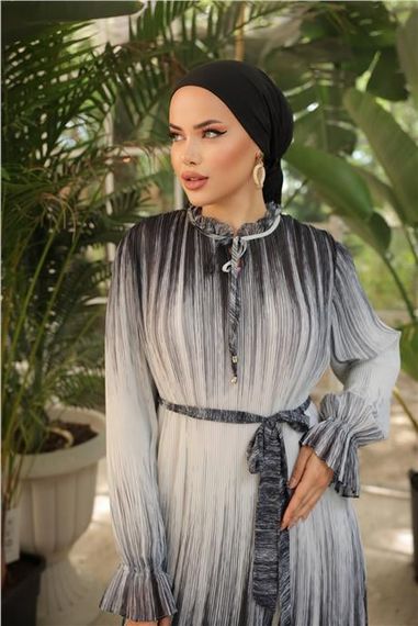 Плиссированное платья с шнуровкой длиной, серое, с полосатым рисунком, доступно в размерах 38-44 - фото 2