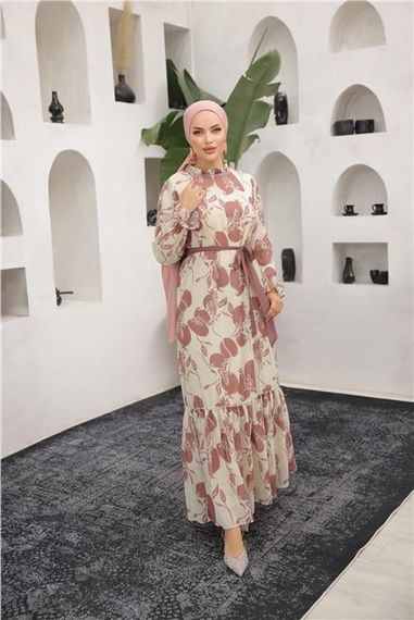 Длинное шифоновое платье с застёжкой на талии и аксессуаром с бусинами цвета лук, размеры 38-46 - фото 2