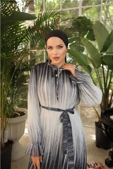 Плиссированное платья с шнуровкой длиной, серое, с полосатым рисунком, доступно в размерах 38-44 - фото 3