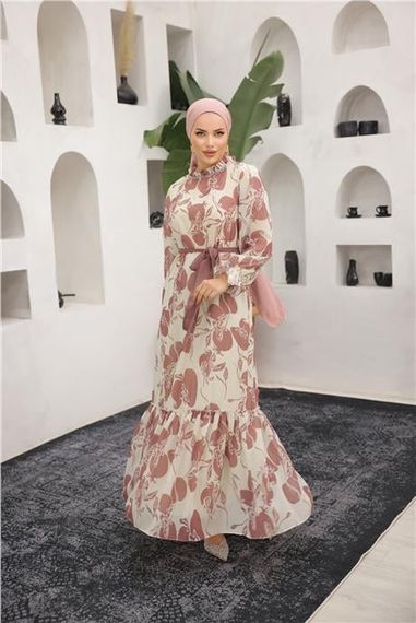 Длинное шифоновое платье с застёжкой на талии и аксессуаром с бусинами цвета лук, размеры 38-46 - фото 1