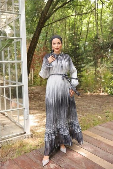 Плиссированное платья с шнуровкой длиной, серое, с полосатым рисунком, доступно в размерах 38-44 - фото 1