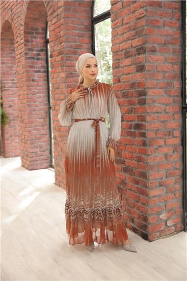 Плісирована сукня з зав'язками на талії та довгим візерунком з шифону, колір мідь, розміри 38-44 - фото 3