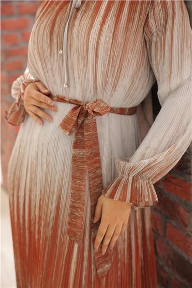 Плісирована сукня з зав'язками на талії та довгим візерунком з шифону, колір мідь, розміри 38-44 - фото 2