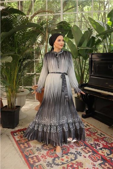 Плиссированное платья с шнуровкой длиной, серое, с полосатым рисунком, доступно в размерах 38-44 - фото 5