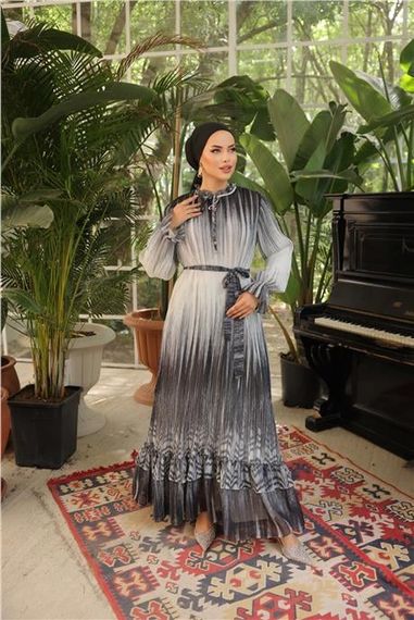 Плиссированное платья с шнуровкой длиной, серое, с полосатым рисунком, доступно в размерах 38-44 - фото 4