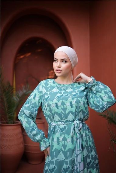 Платье из шифона с узором и аксессуарами из бисера, завязка на талии, цвет: зелёный шалфей, размеры: 38-46 - фото 5