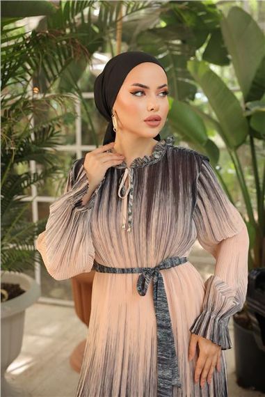 Плісирована сукня з довгим шнурком та малюнком у смужку бежевого кольору, модель: 50012, доступні розміри 38-44 - фото 3