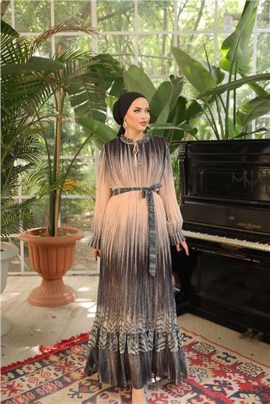 Плісирована сукня з довгим шнурком та малюнком у смужку бежевого кольору, модель: 50012, доступні розміри 38-44 - фото 5