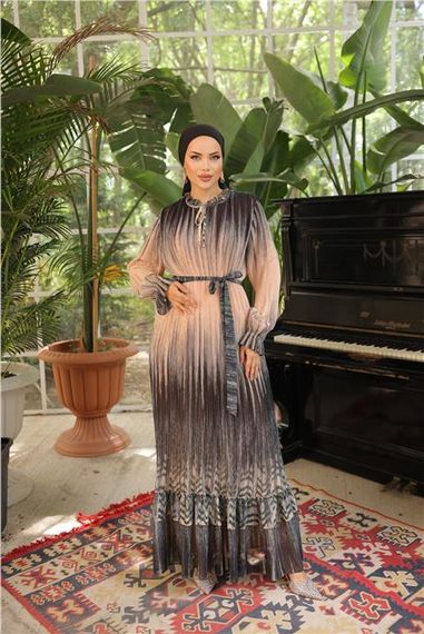 Плісирована сукня з довгим шнурком та малюнком у смужку бежевого кольору, модель: 50012, доступні розміри 38-44 - фото 4