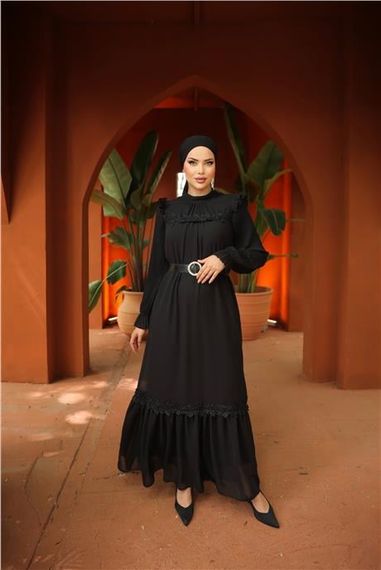 Элегантное черное шифоновое платье с открытыми плечами и поясом, модель 50017, доступно в размерах 38-46 - фото 1