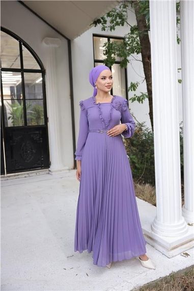 Тканевое платье с V-образным вырезом и поясом, длинное, шифоновое, цвет лиловый, размеры 38-46 - фото 5