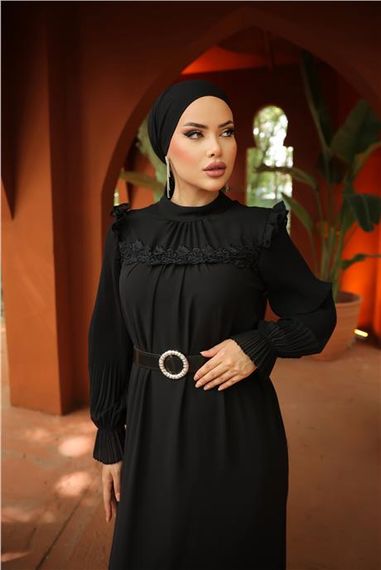 Элегантное черное шифоновое платье с открытыми плечами и поясом, модель 50017, доступно в размерах 38-46 - фото 5