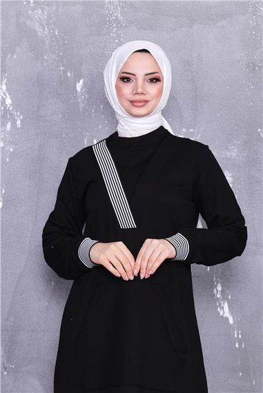 Длинное платье с карманами и рисунком в полоску на V-образном вырезе, черного цвета, размеры 38-46 - фото 4