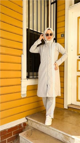 بدلة رياضية طويلة مزودة بغطاء رأس بسحاب، مناسبة للمحجبات، بالألوان الرمادية والأحجام المتنوعة - صورة 1