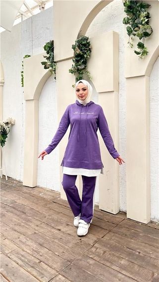 سروال قصير مزين بطباعة مع تفاصيل غارني مع سترة بغطاء رأس - طقم محتشم ثنائي - بنفسجي داكن - صورة 3