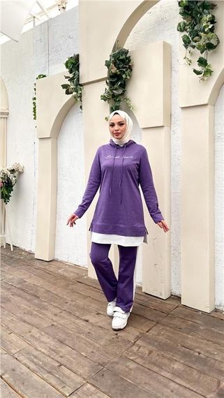 سروال قصير مزين بطباعة مع تفاصيل غارني مع سترة بغطاء رأس - طقم محتشم ثنائي - بنفسجي داكن - صورة 2