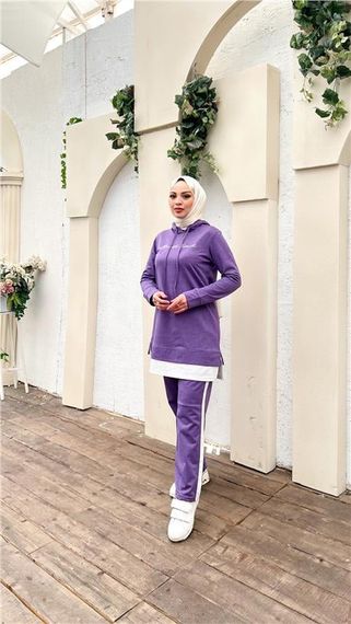 سروال قصير مزين بطباعة مع تفاصيل غارني مع سترة بغطاء رأس - طقم محتشم ثنائي - بنفسجي داكن - صورة 1