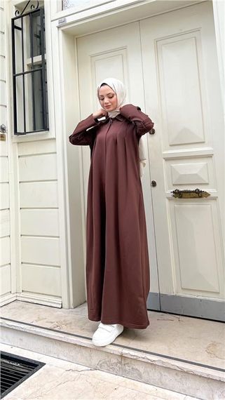 Длинная абая с воротником и ремнем из хлопка, цвет - насыщенный коричневый, размеры 38-46 - фото 4