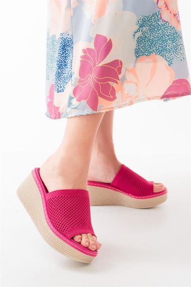 صندل نسائي أورثوبيك بكعب مملوء يومي فوشيا بارتفاع 6 سم وقاعدة 2.5 سم تصنيع محلي 100% يدوي - صورة 3