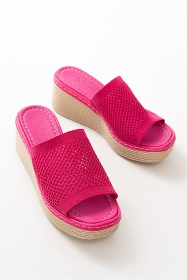 صندل نسائي أورثوبيك بكعب مملوء يومي فوشيا بارتفاع 6 سم وقاعدة 2.5 سم تصنيع محلي 100% يدوي - صورة 4